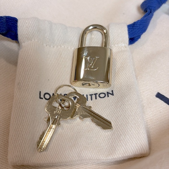 Brand new! Louis Vuitton gold lock and key #311 with pouch - Picture 1 of 5